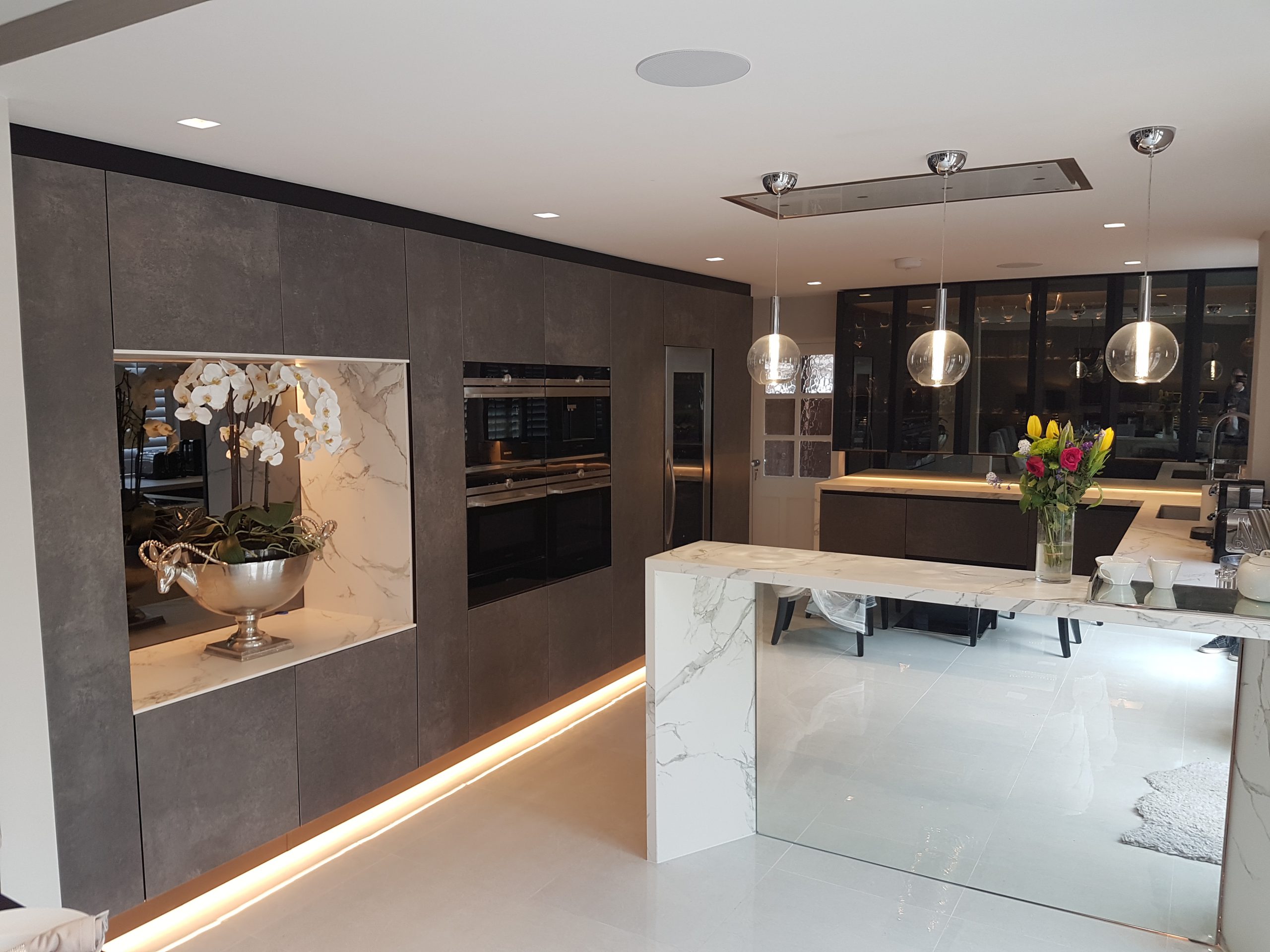 Italian range kitchen Walton-on-Thames with Dekton worktop, side view