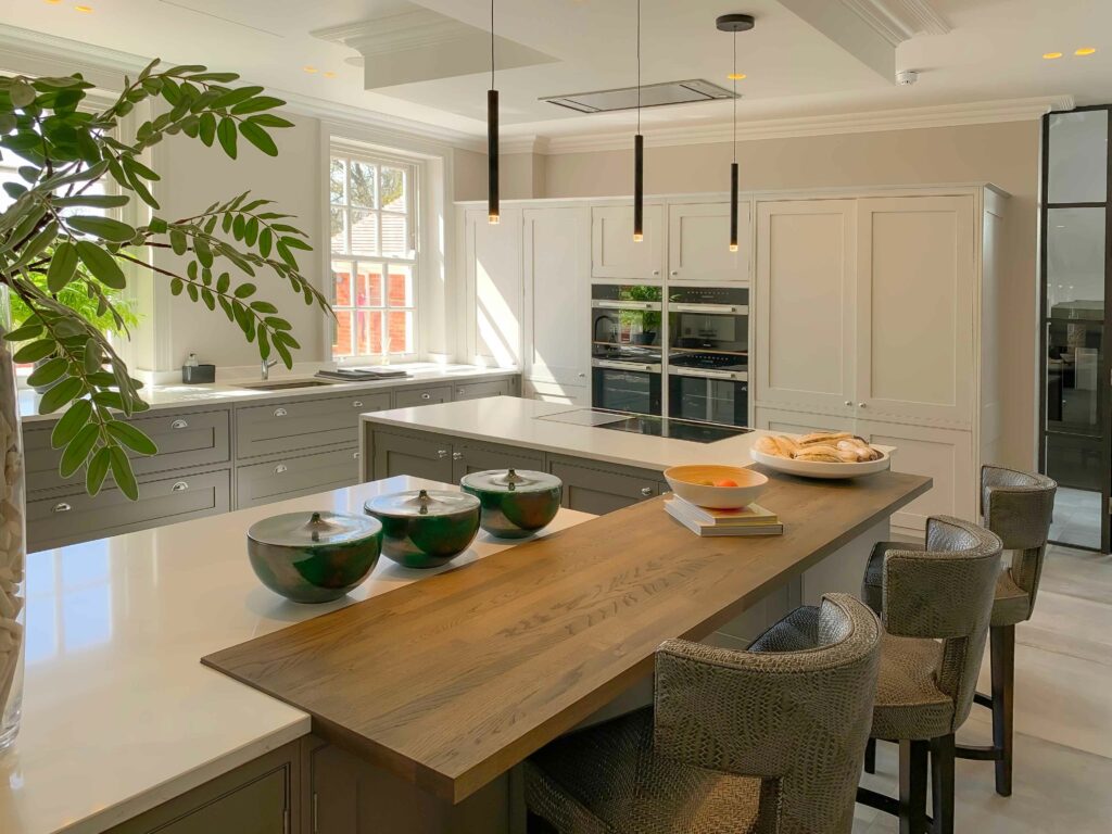 In-frame Shaker Kitchen: Breakfast Bar